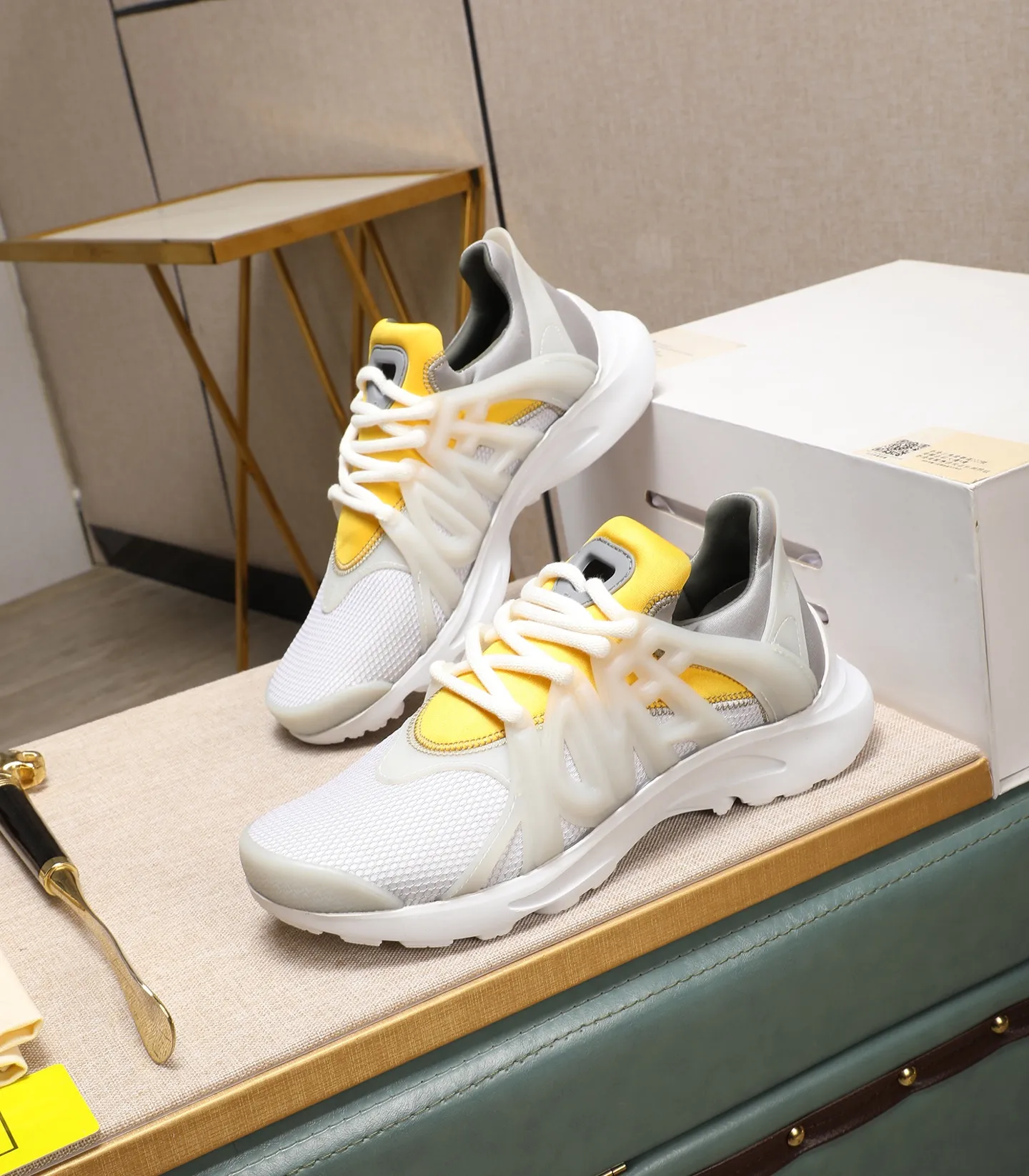 Men's Men's Shoes 💰800 Fendi Fendi's latest Tag series of men's casual mesh sports running shoes, originally purchased and developed, this Tag sneaker is a one-leg sneaker, made of black high-tech mesh material with gray neoprene details. Oversized FENDI lettering on the side and translucent rubber details. Light and flexible rubber running shoe soles, beautifully packaged at the delivery counter, customized breathable lining, original molded foam rubber outsole, sole thickness: 3.5CM! Size: 40-44 (customized at 39.45.46)